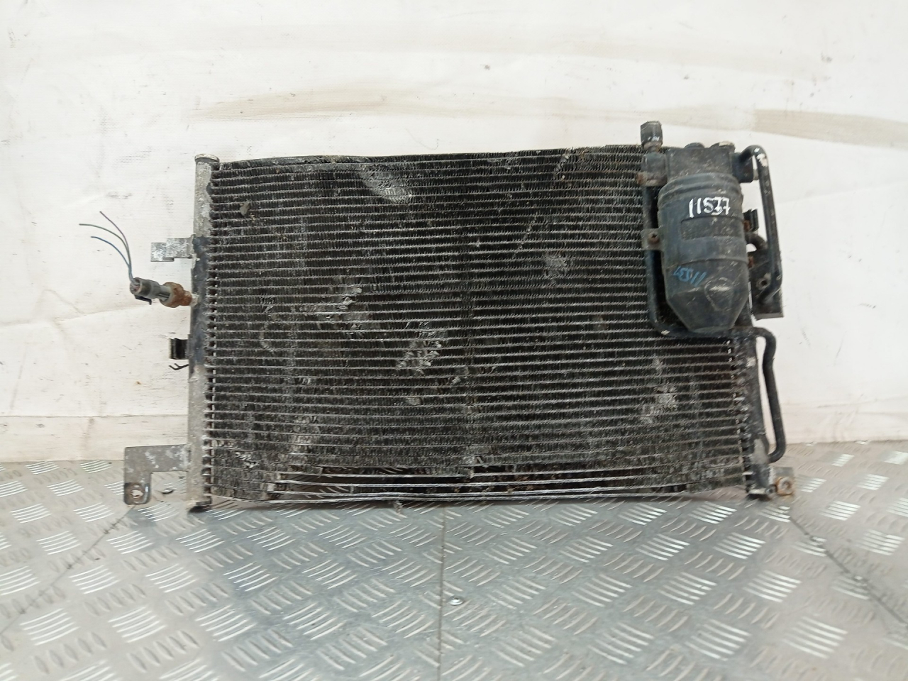 радиатор кондиционера Saab 9-3 1 поколение 2001, 2.0 л., B205E, бензин, АКПП, черный, хетчбэк 5 дв., передний привод - фото №1