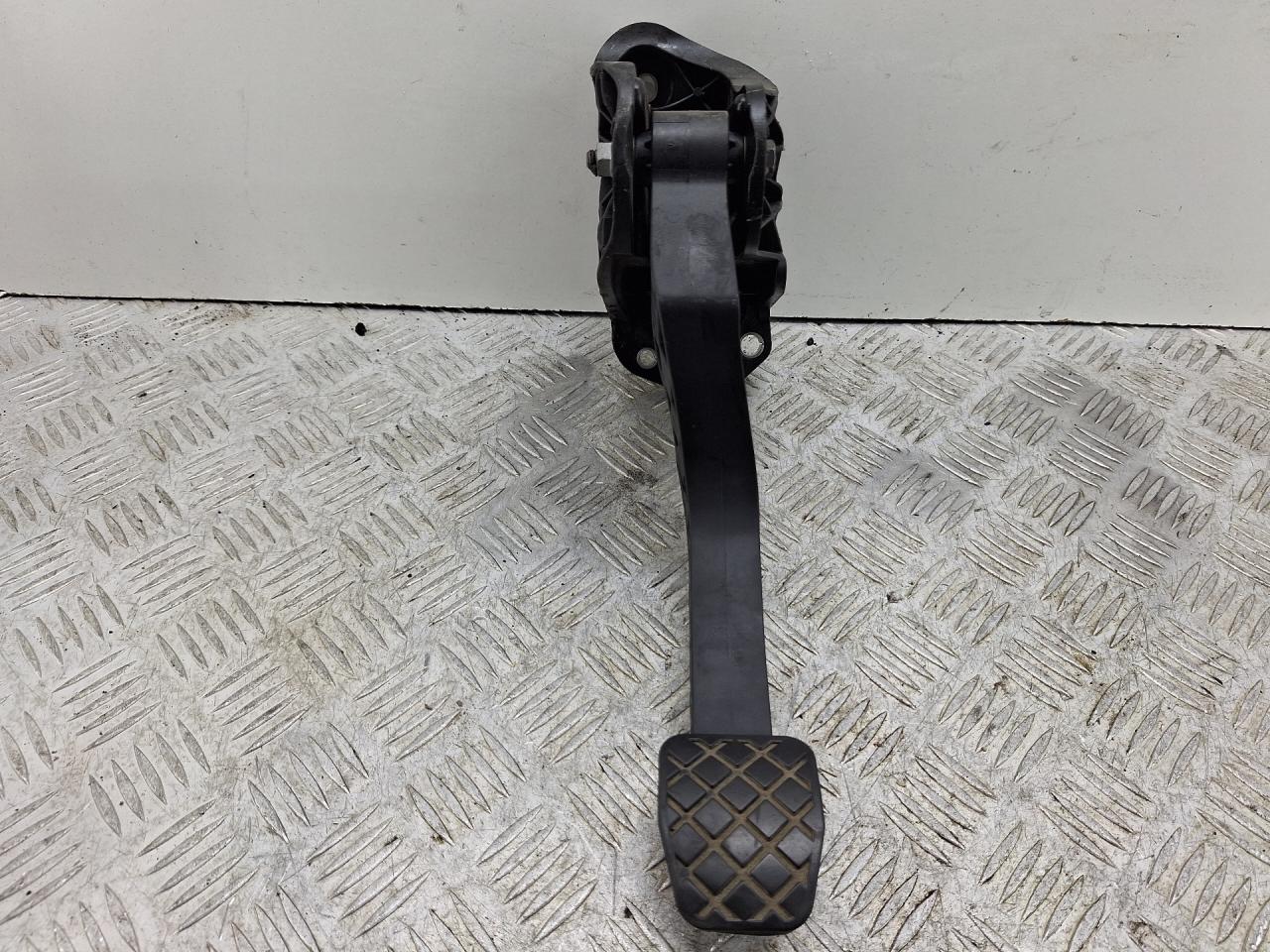 педаль сцепления Skoda Yeti 1 поколение 2013, 2.0 л., CFHF, дизель, 6МКПП, серый, универсал, полный привод, 1K1721059ET - фото №1