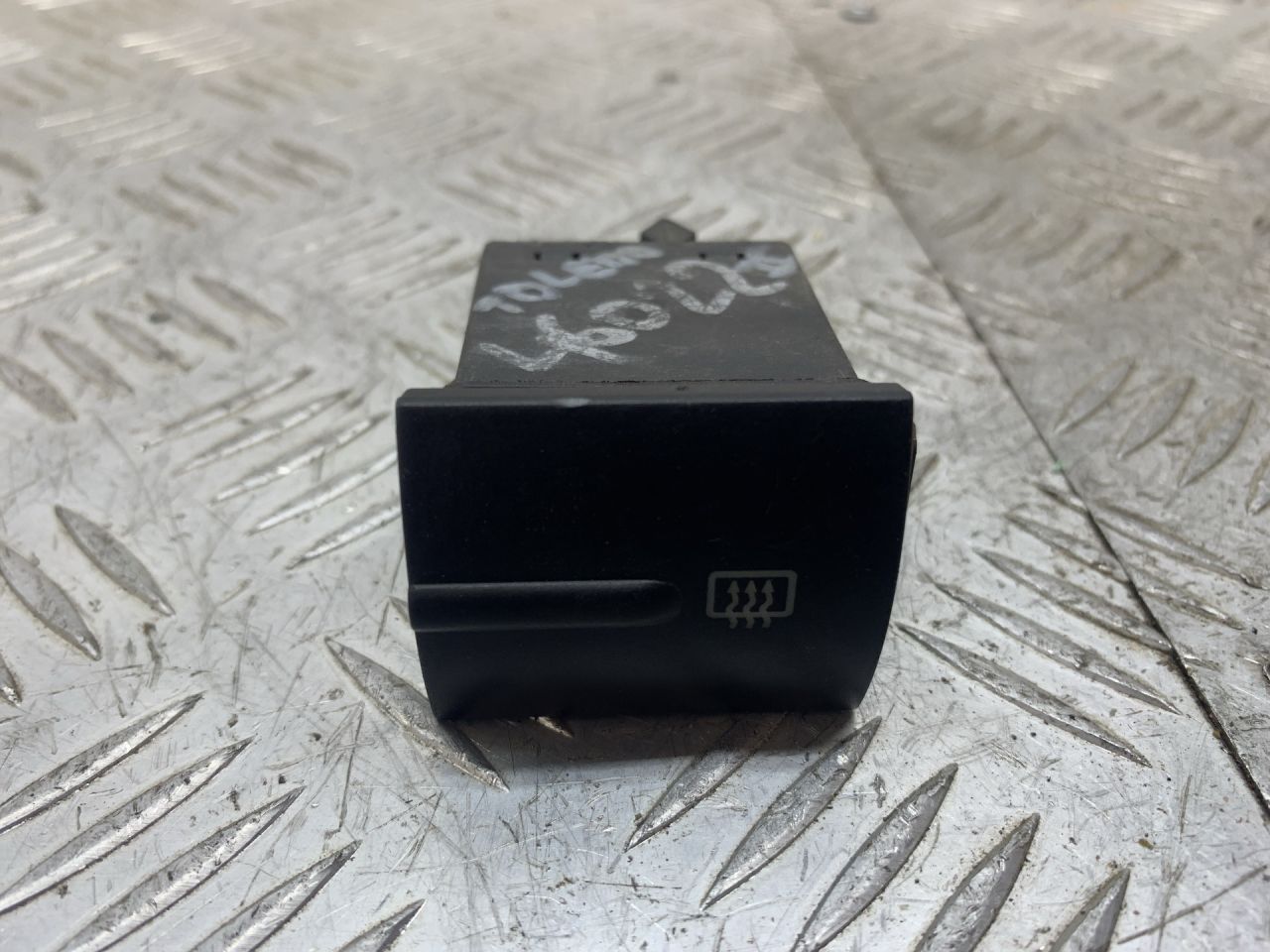 кнопка обогрева заднего стекла SEAT Toledo 2 поколение 2002, седан - фото №1