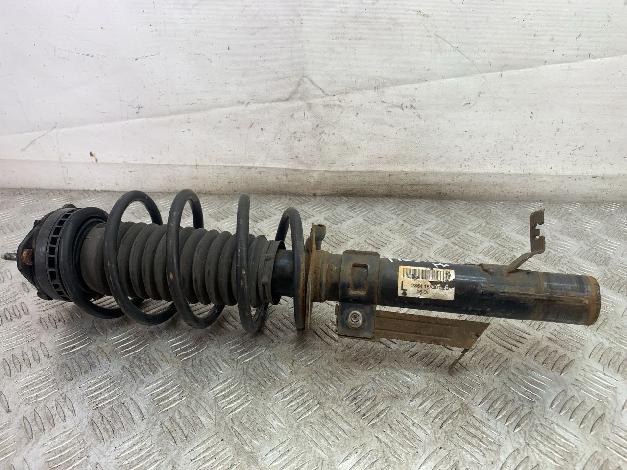 стойка передняя левая Ford Fiesta 5 поколение (2001 - 2007) - фото №1