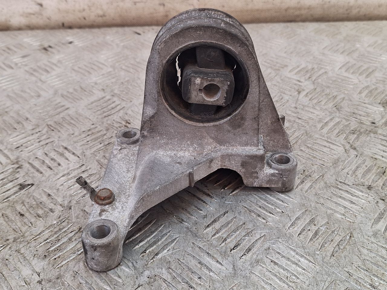 подушка крепления двигателя Volvo C70 1 поколение 1999, 2.5 л., бензин, МКПП, серебро, купе, передний привод - фото №1