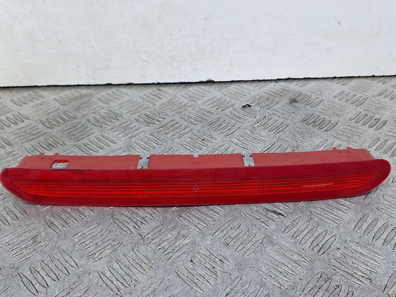 дополнительный стоп-сигнал Volkswagen Passat B6 2009, 1.4 л., CAXA, бензин, 6МКПП, голубой, универсал, передний привод, 1K6945097A - фото №1