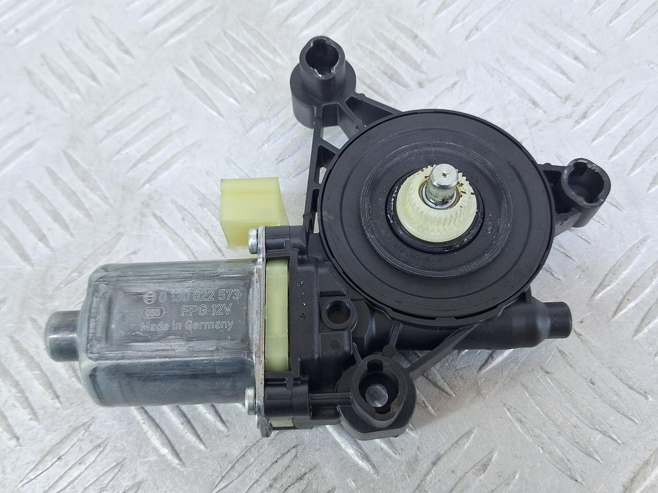 моторчик стеклоподъемника передний левый Volkswagen Caddy 5 поколение 2022, бежевый, фургон, передний привод, 2K7959801, 0130822573 - фото №1