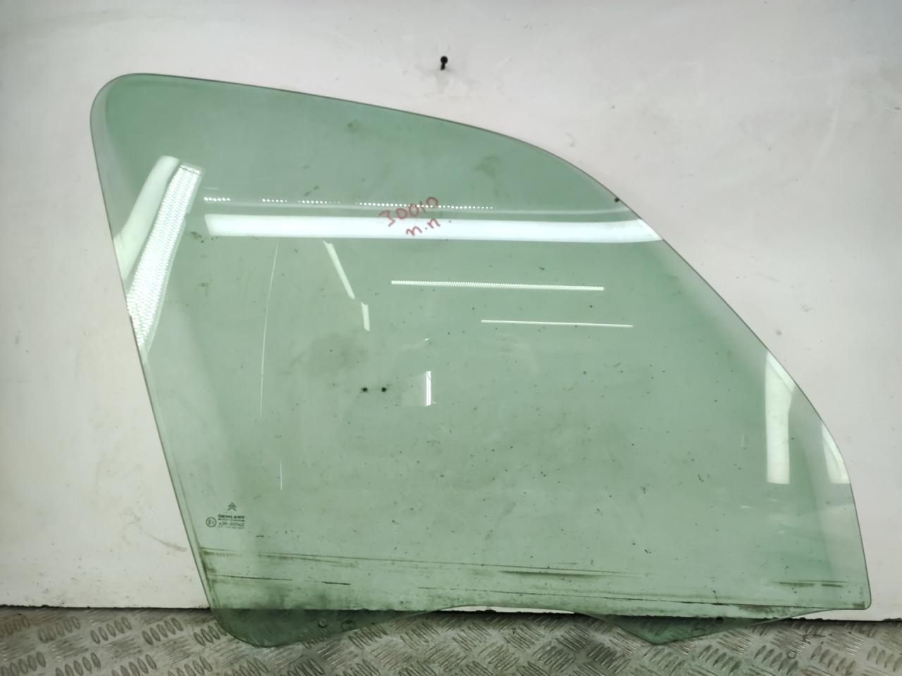 стекло двери передней правой Citroen Xsara Picasso 1 поколение 2001, 1.8 л., 6FZ (EW7J4), бензин, МКПП, минивэн, передний привод - фото №1