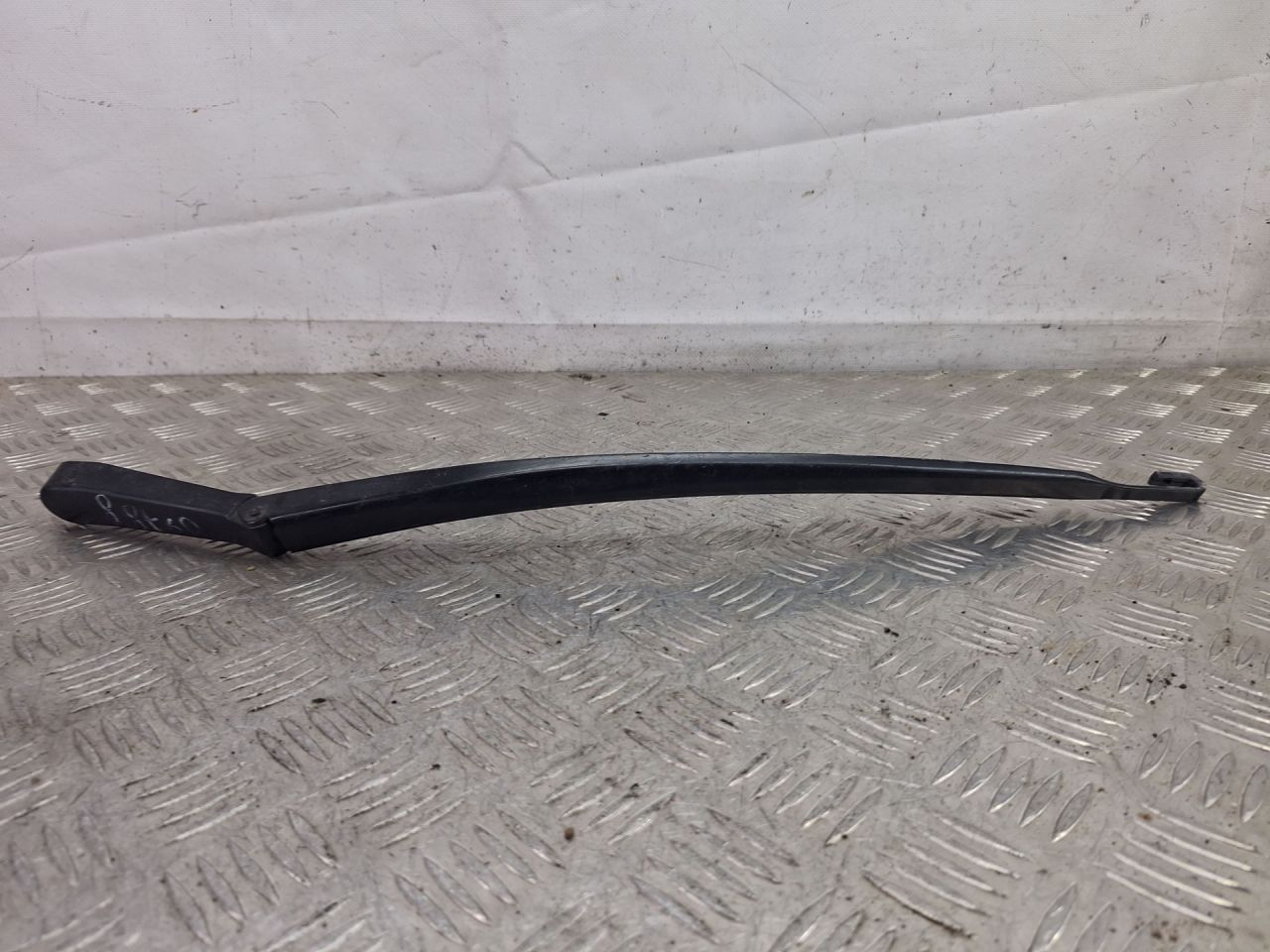 щеткодержатель (поводок стеклоочистителя, дворник) Alfa Romeo 147 1 поколение 2002, 2.0 л., AR 32310, бензин, МКПП, черный, хетчбэк 5 дв., передний привод, 4467340 - фото №1