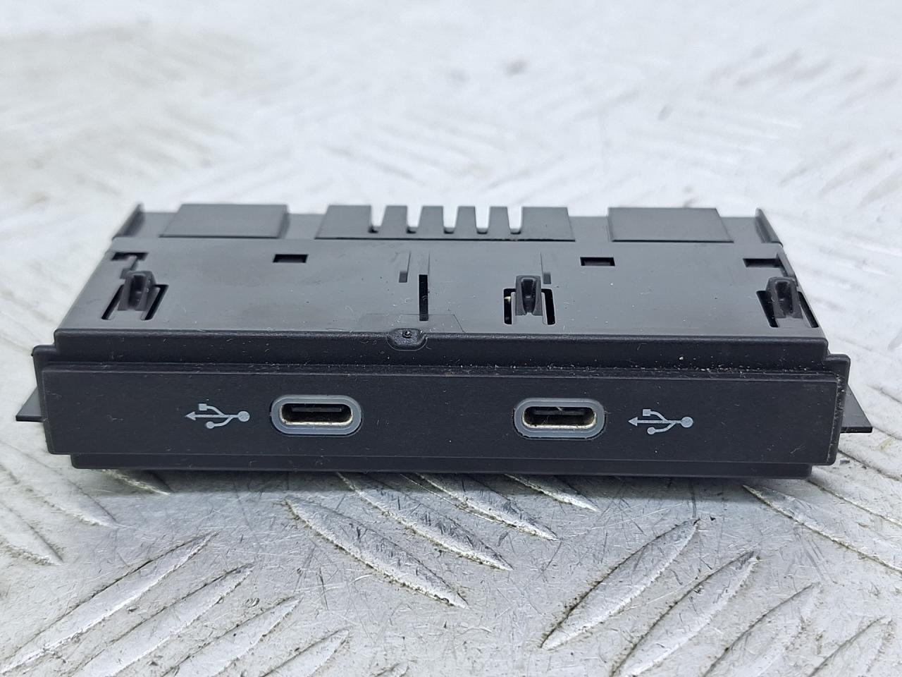 разъем AUX / USB Volkswagen Caddy 5 поколение 2022, бежевый, фургон, передний привод, 5NA035736 - фото №1