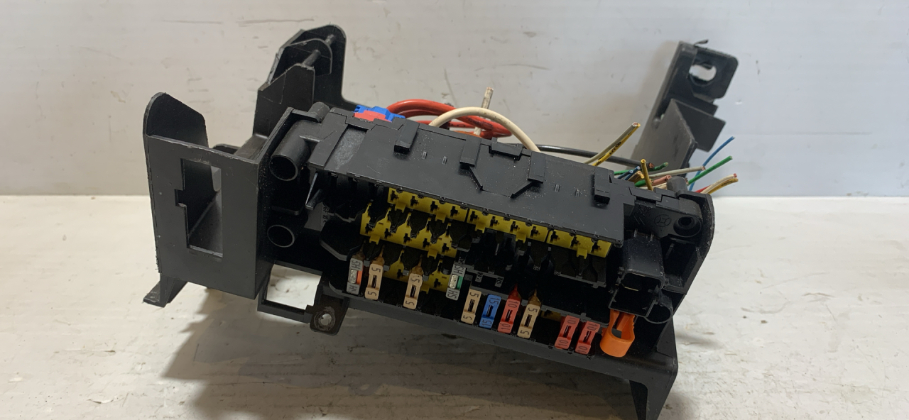 блок предохранителей Peugeot 206 1 поколение 2000, 1.4 л., KFX (TU3JP), бензин, МКПП, зеленый, хетчбэк 5 дв., передний привод, 9624107080 - фото №1