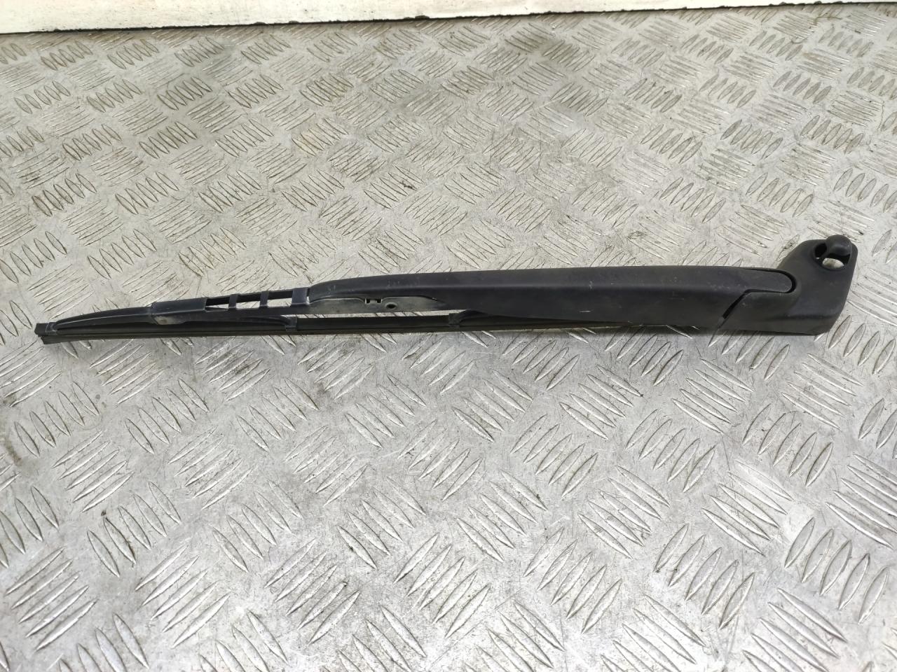 щеткодержатель задний Volvo V70 2 поколение 2001, 2.4 л., B 5244 T3, бензин, АКПП, серебро, универсал, полный привод, 071956 - фото №1