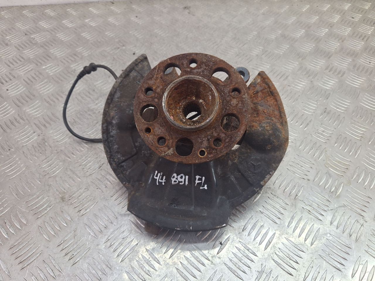 кулак поворотный левый Mercedes-Benz A-Класс W168 2001, 1.7 л., OM 668.942, дизель, МКПП, темно-зеленый, хетчбэк 5 дв., передний привод - фото №1