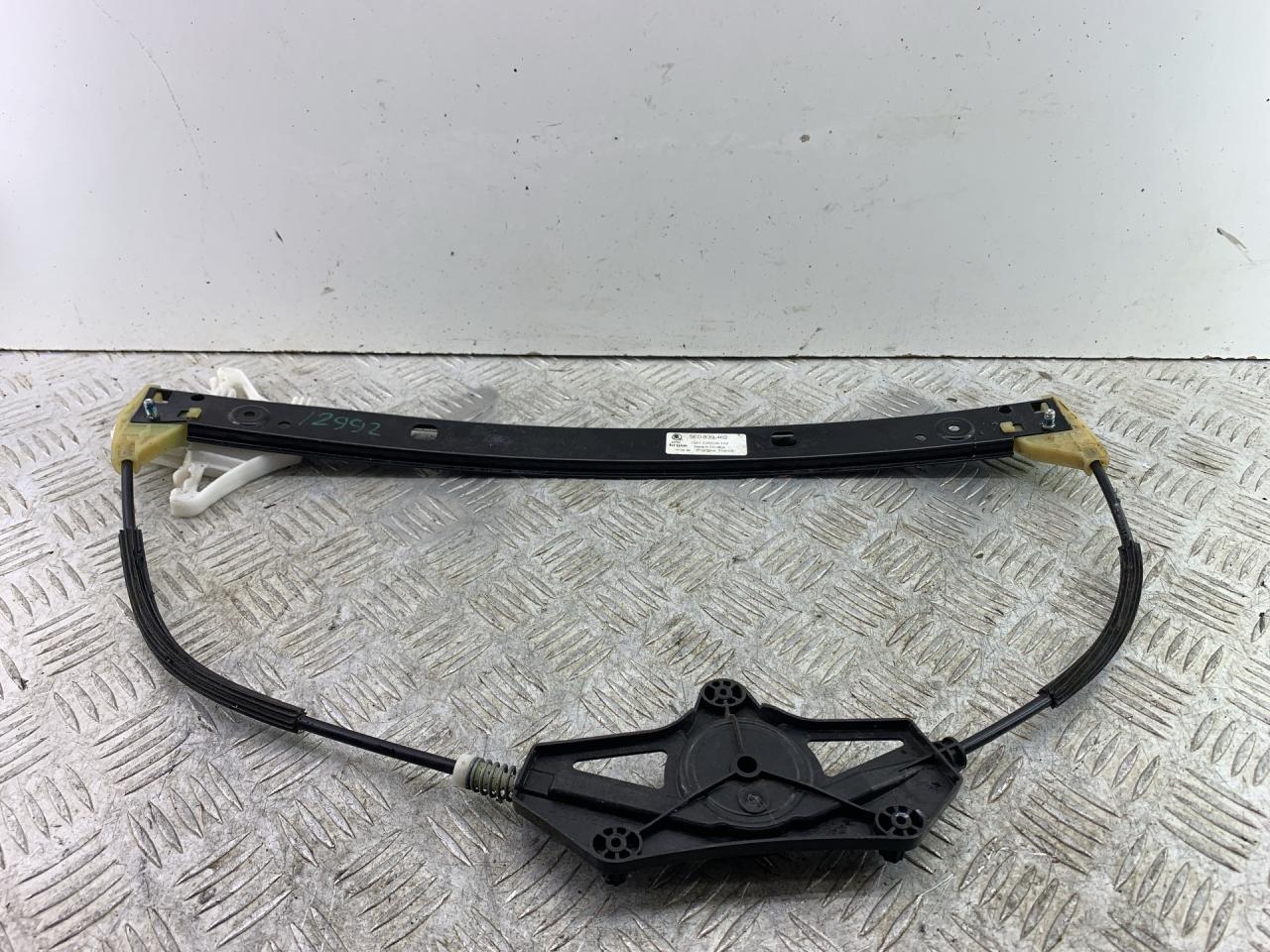 стеклоподъемник задний правый Skoda Octavia 3 поколение (A7) 2016, 1.4 л., CZDA, бензин, хетчбэк 5 дв., передний привод, 5E0839462 - фото №1