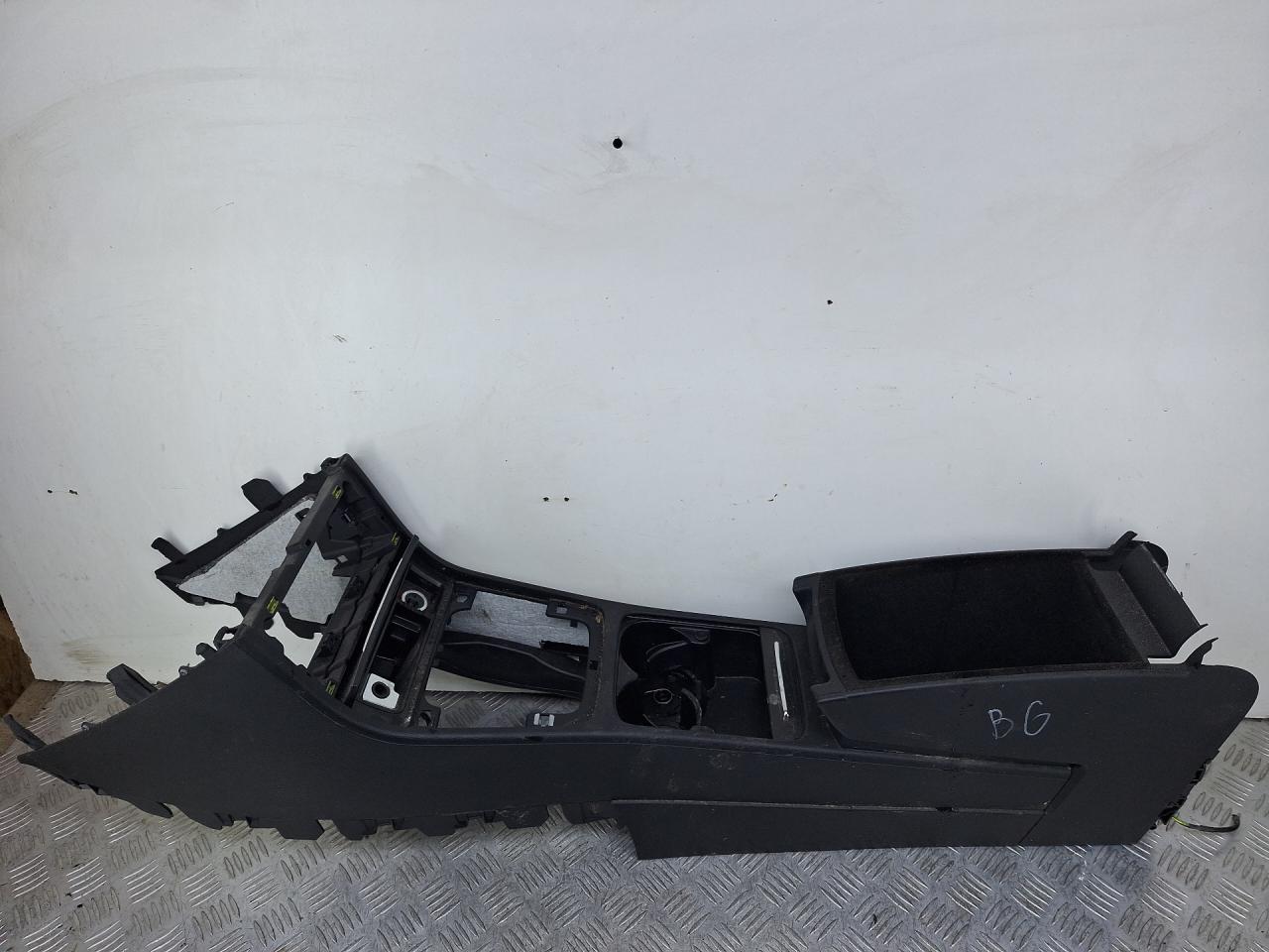 консоль салона Volkswagen Passat B6 (2005 - 2010) - фото №1