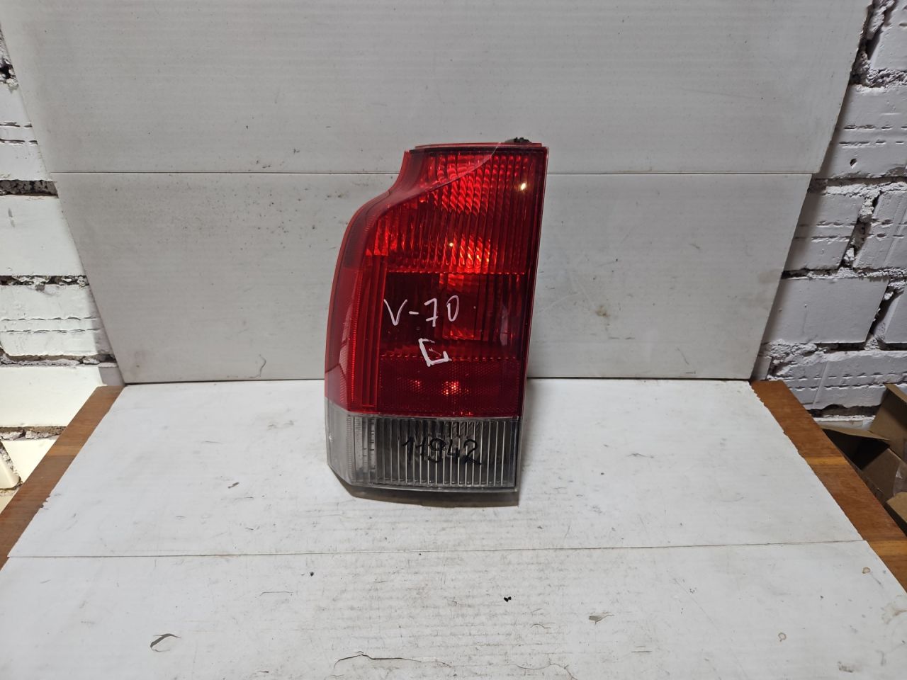 фонарь задний левый Volvo V70 2 поколение (2000 - 2005), универсал - фото №1