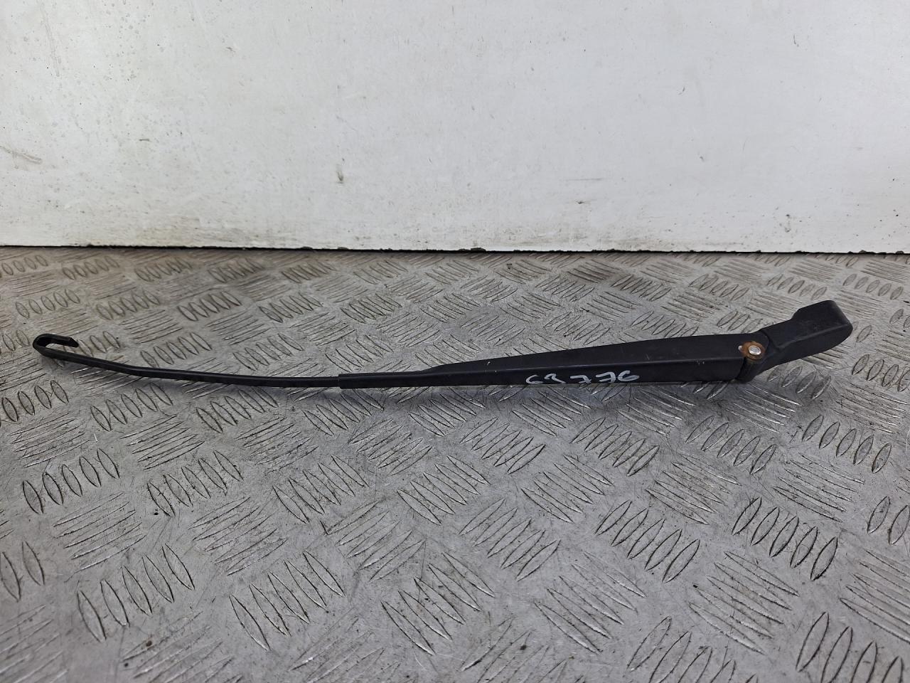 щеткодержатель (поводок стеклоочистителя, дворник) Renault Logan 1 поколение (2004 - 2009), 1.4 л., бензин, МКПП, синий, фургон, передний привод, 8200620437 - фото №1