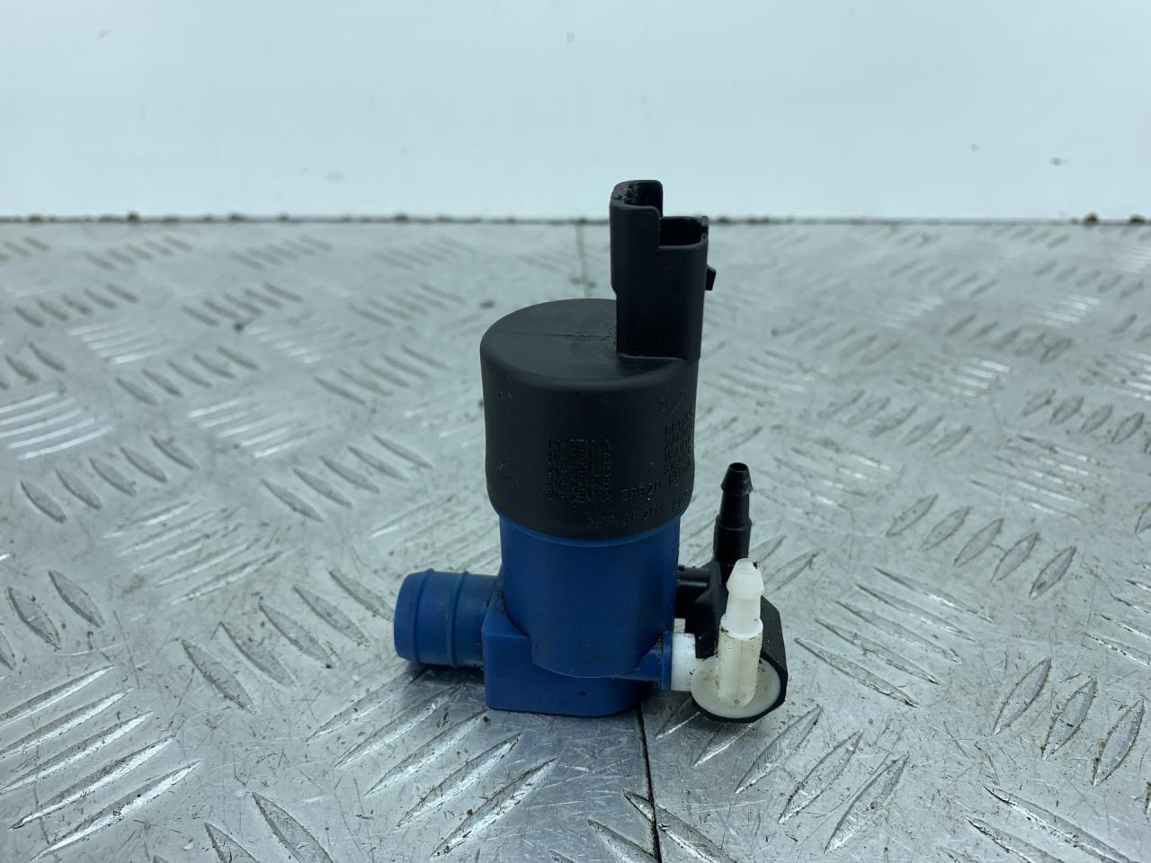 насос (моторчик) омывателя стекла Renault Clio 3 поколение 2007, 1.2 л., D4F 740, бензин, МКПП, хетчбэк 3 дв., передний привод, 9641553880, 9641553980 - фото №1