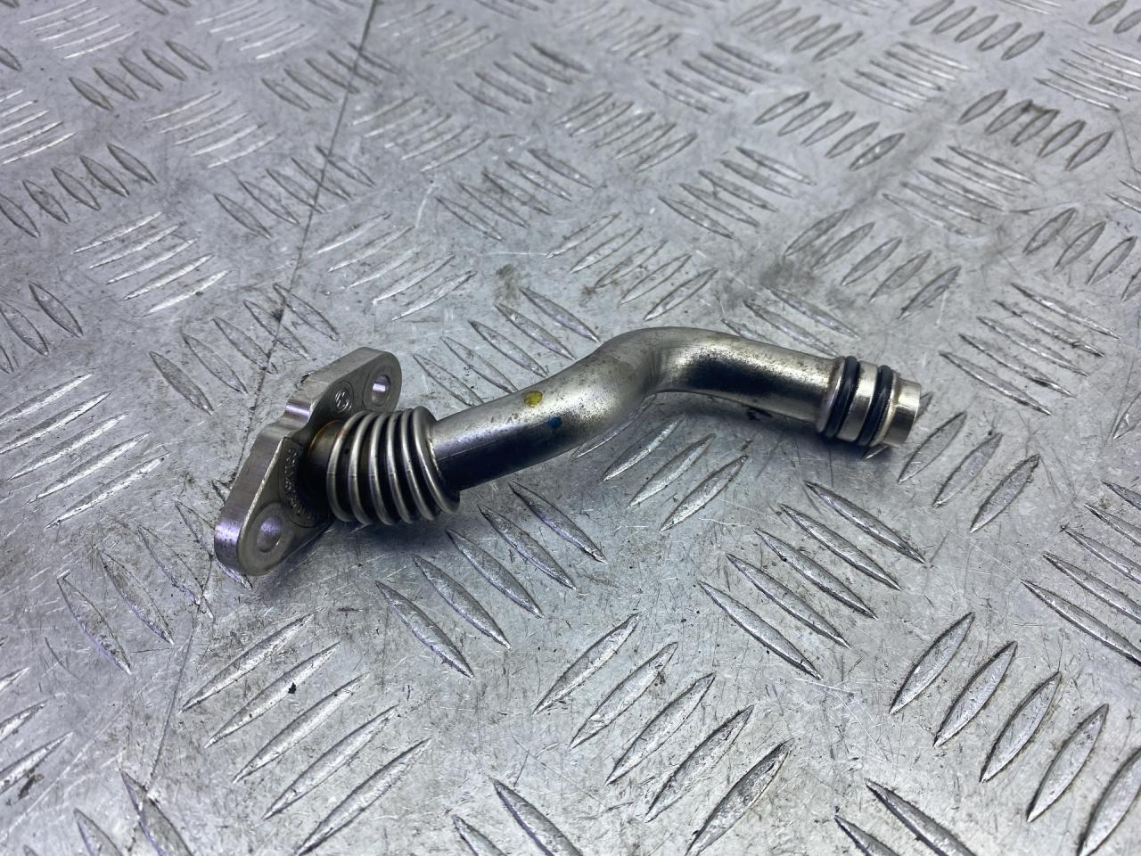 масляная трубка турбины Skoda Yeti 1 поколение 2013, 2.0 л., CFHF, дизель, 6МКПП, серый, универсал, полный привод, 03L145736D - фото №1