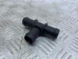 фланец (тройник) системы охлаждения Land Rover Range Rover Sport 2 поколение [рестайлинг] (2017 - 2020), 2.0 л., гибрид, АКПП, серый, внедорожник 5 дв., полный привод, 1321171