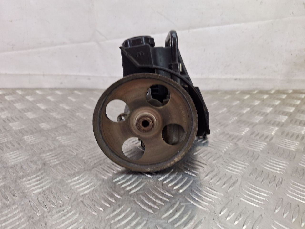 насос гидроусилителя руля Peugeot 206 1 поколение 2002, 2.0 л., RFN (EW10J4), бензин, МКПП, серебро, кабриолет, передний привод, 9636426280, 26079884, 26082230QB, 9637058480 - фото №1