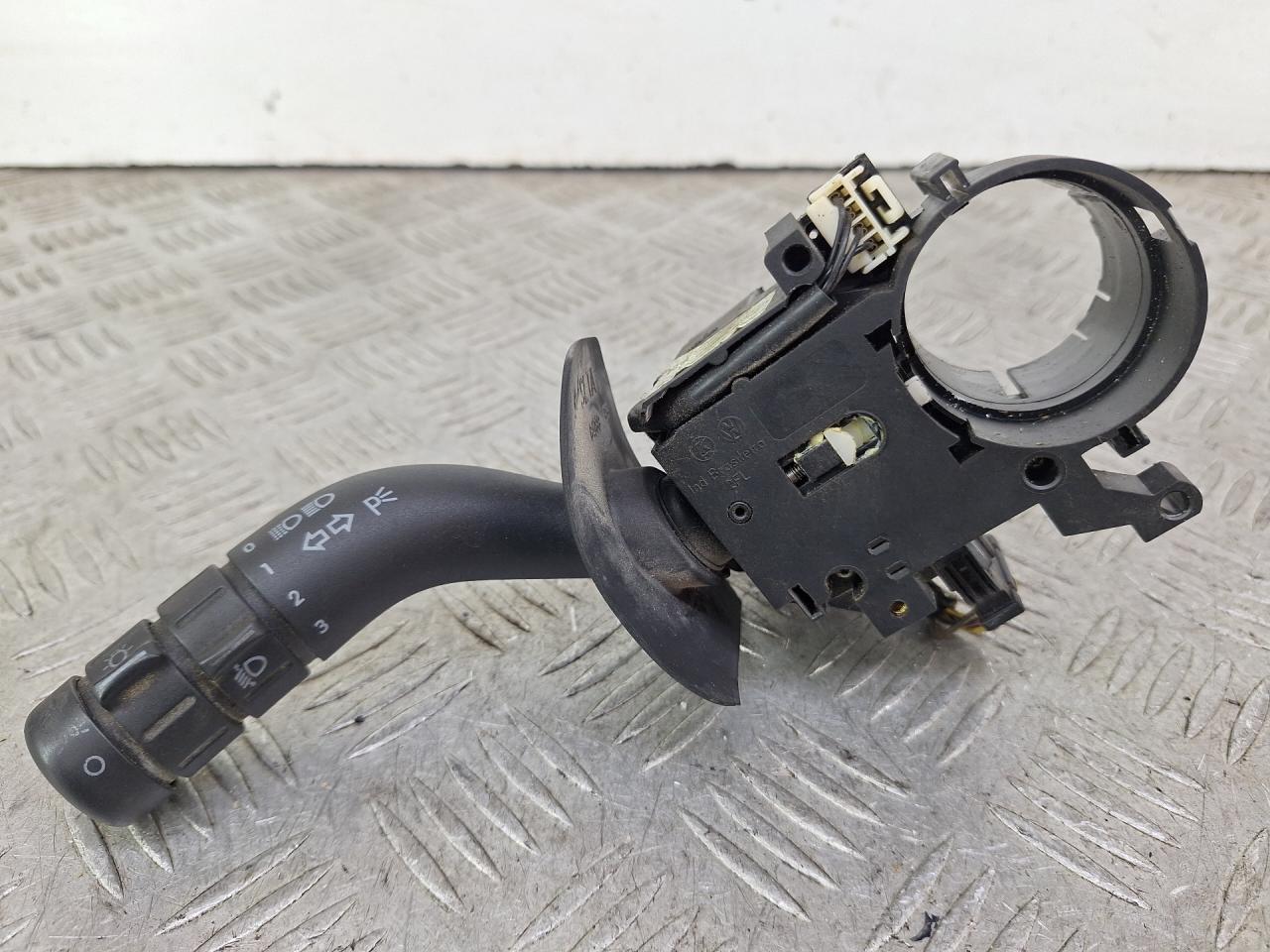 переключатель поворотов Volkswagen Fox 2 поколение 5Z 2007, 1.2 л., BMD, бензин, МКПП, хетчбэк 3 дв., 5Z0953513A - фото №1