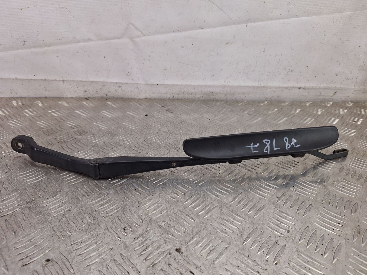 щеткодержатель (поводок стеклоочистителя, дворник) MG ZS 1 поколение 2004, 2.5 л., 25 K4F, бензин, МКПП, седан, передний привод - фото №1