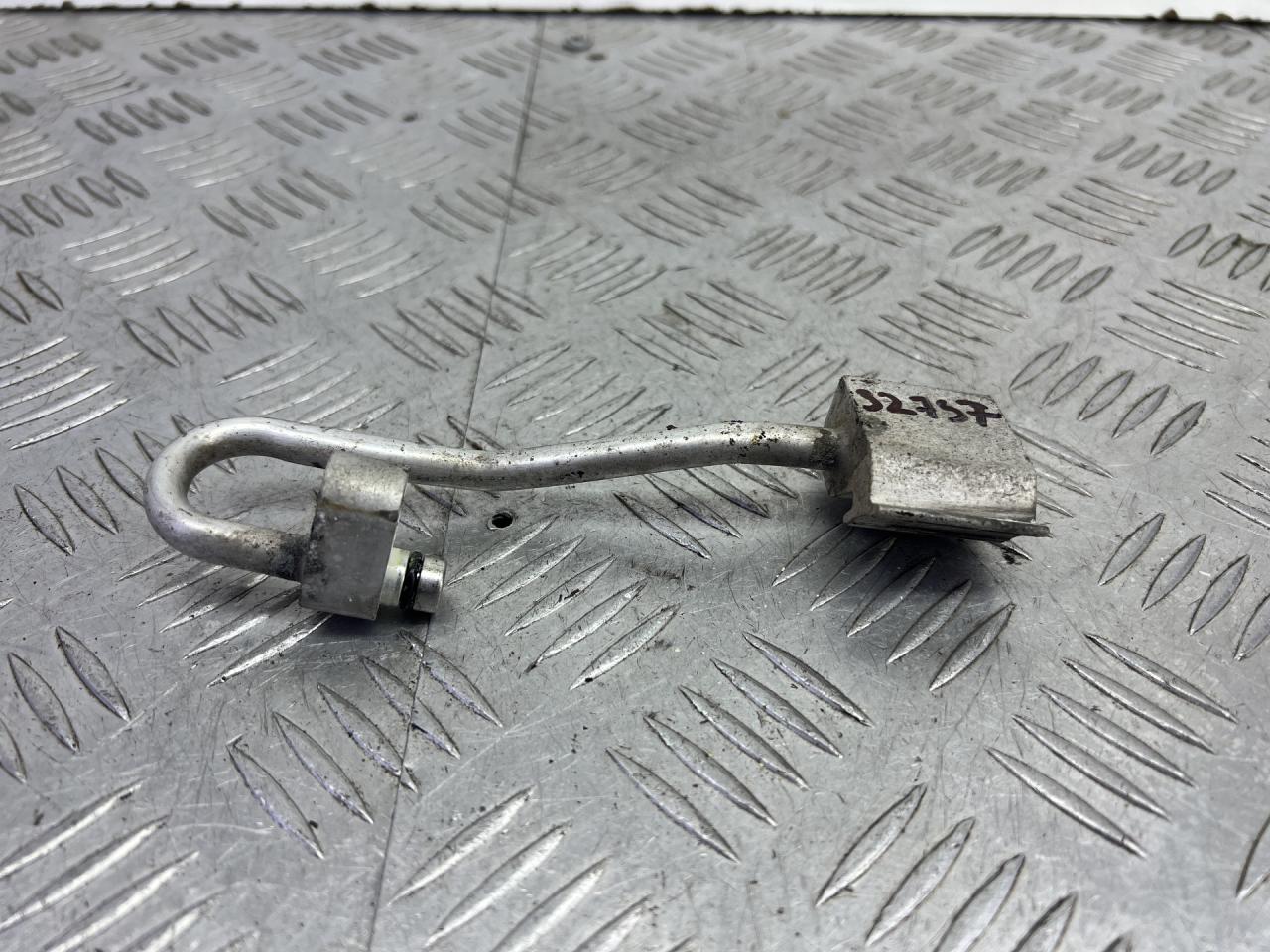 трубка кондиционера Volvo V70 2 поколение 2001, 2.4 л., B 5244 T3, бензин, АКПП, серебро, универсал, полный привод - фото №1