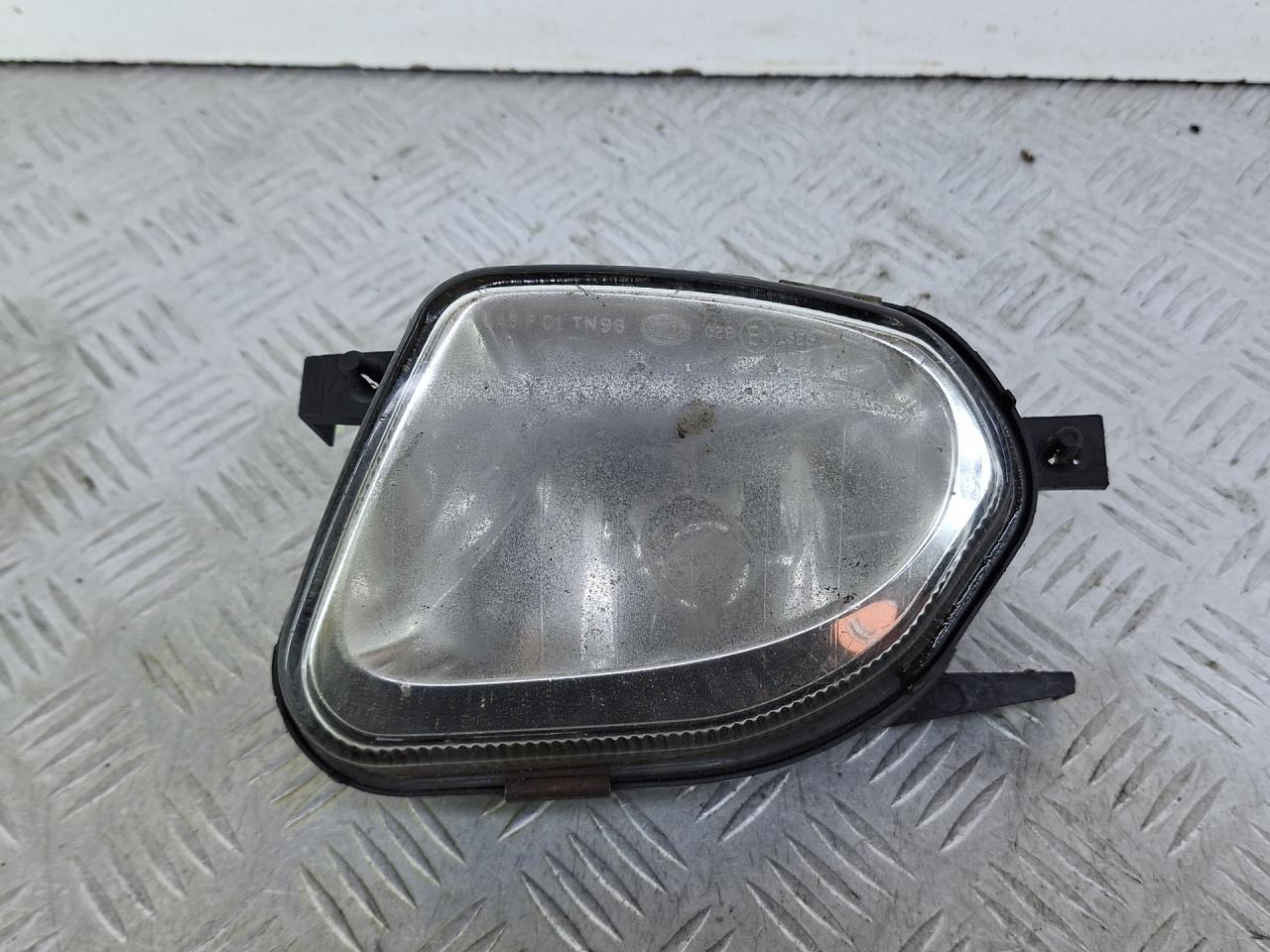 фара противотуманная левая Mercedes-Benz E-Класс W211/S211 S211 2003, 2.6 л., M 112.913, бензин, МКПП, синий, седан, задний привод, A2118200556 - фото №1