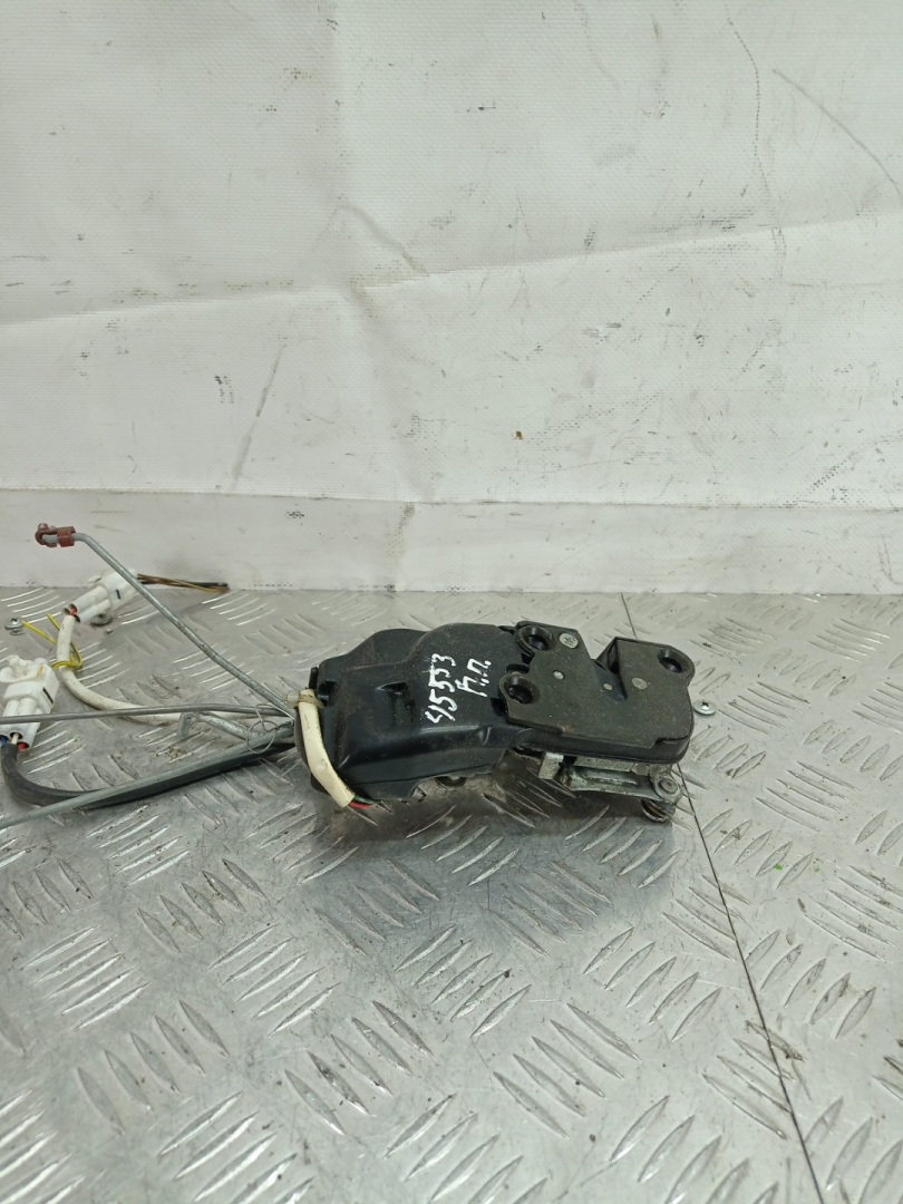 замок двери передней правой Suzuki Baleno 1 поколение 1998, 1.6 л., G16B, бензин, МКПП, голубой, универсал, передний привод - фото №1