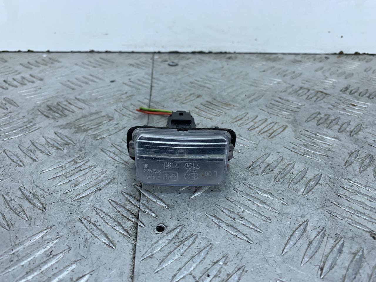 подсветка номера Citroen Xsara Picasso 1 поколение 2004, 1.8 л., 6FZ (EW7J4), бензин, МКПП, серый, передний привод - фото №1