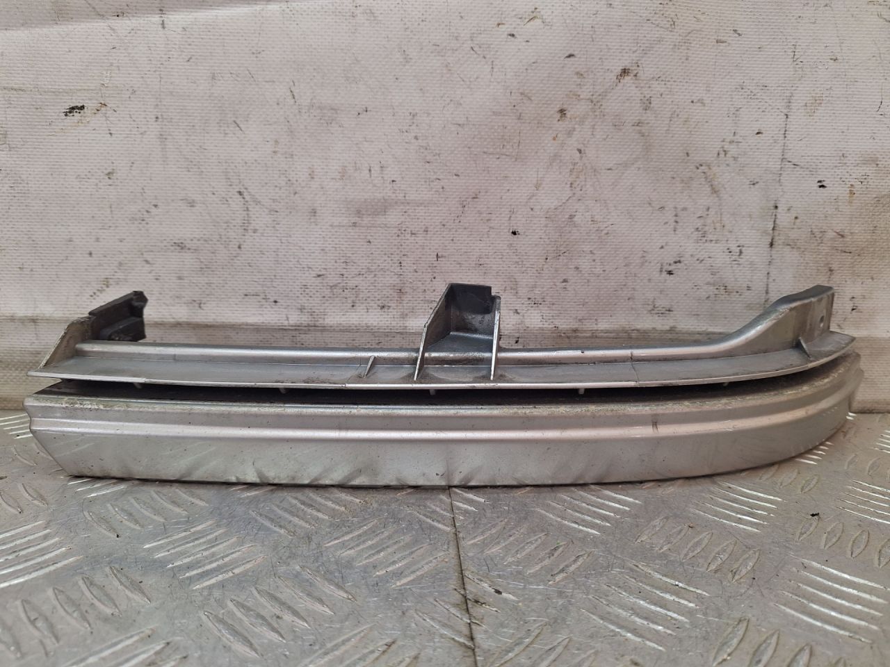 Накладка (ресничка) фары правая Opel Zafira 1 поколение (A) 2000, 2.0 л., X 20 DTL, дизель, МКПП, серебро, минивэн, передний привод, 90580652 - фото №1