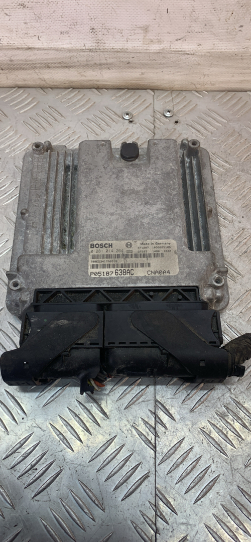 блок управления двигателем Chrysler Sebring 3 поколение 2009, 2.0 л., дизель, МКПП, черный, кабриолет, передний привод, 0281014264, P05187638AC - фото №1