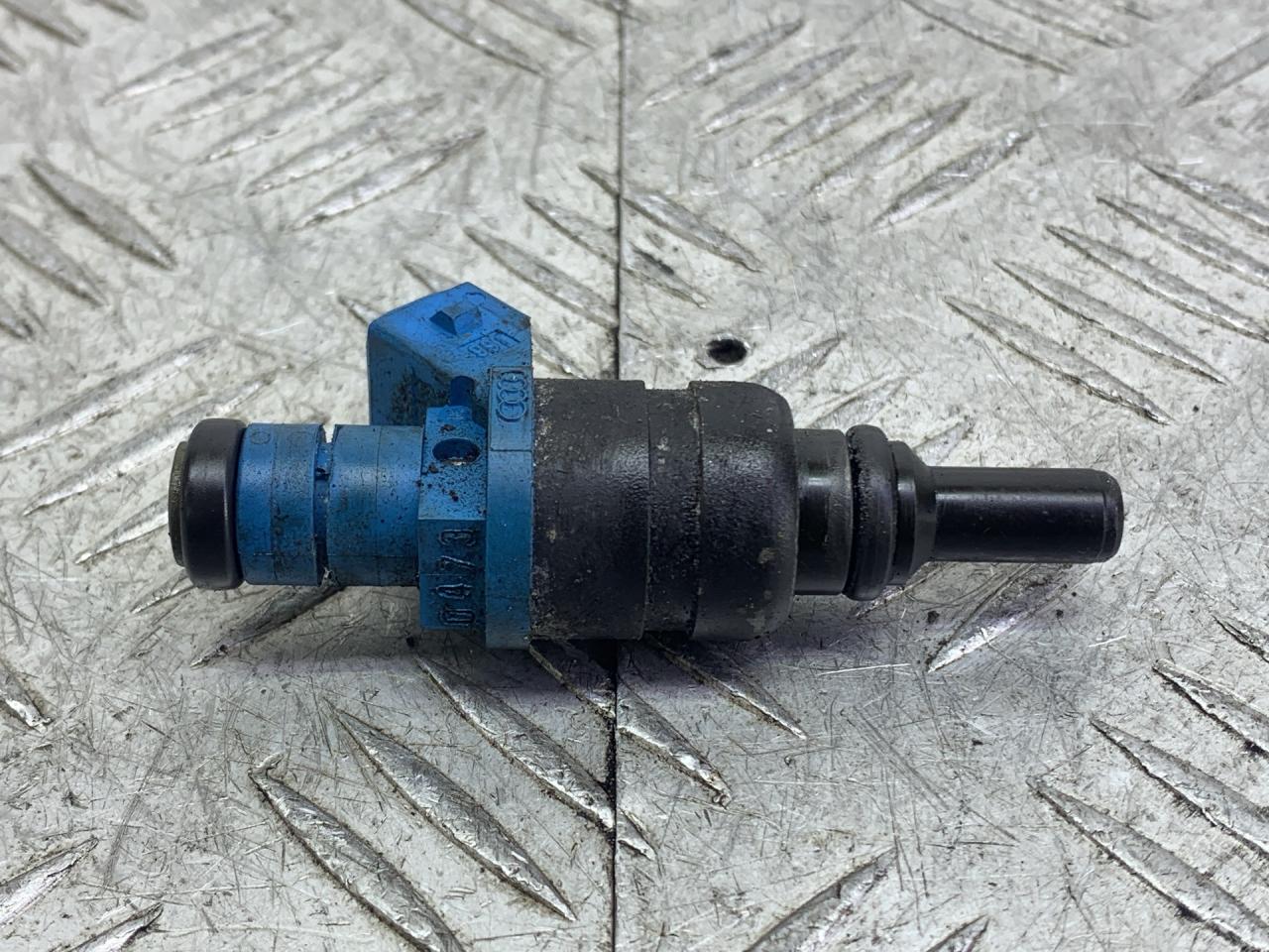 форсунка Audi A6 4B/C5 1999, 1.8 л., AQE, бензин, МКПП, красный, седан, 058133551F - фото №1