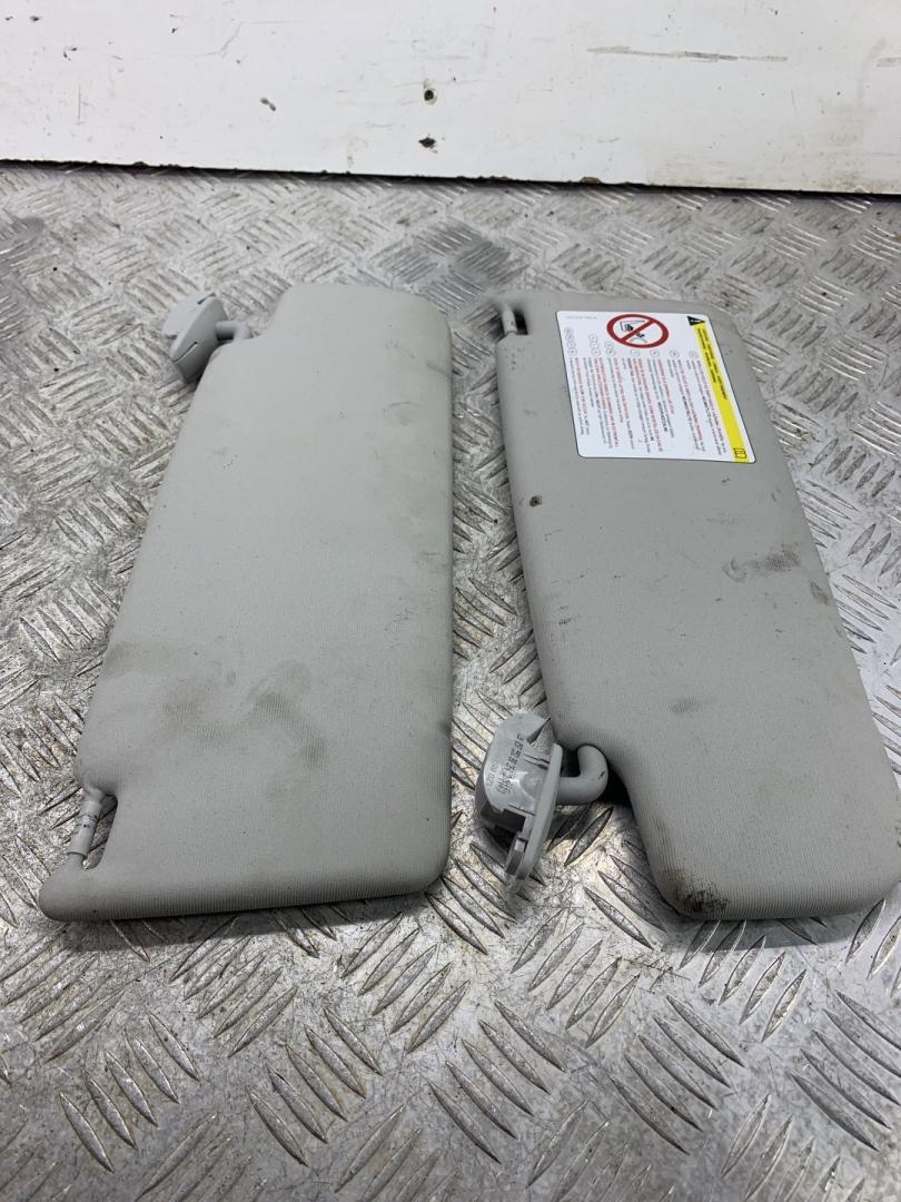 козырек солнцезащитный Skoda Yeti 1 поколение 2013, 2.0 л., CFHF, дизель, 6МКПП, серый, универсал, полный привод, 1Z0010702N - фото №1