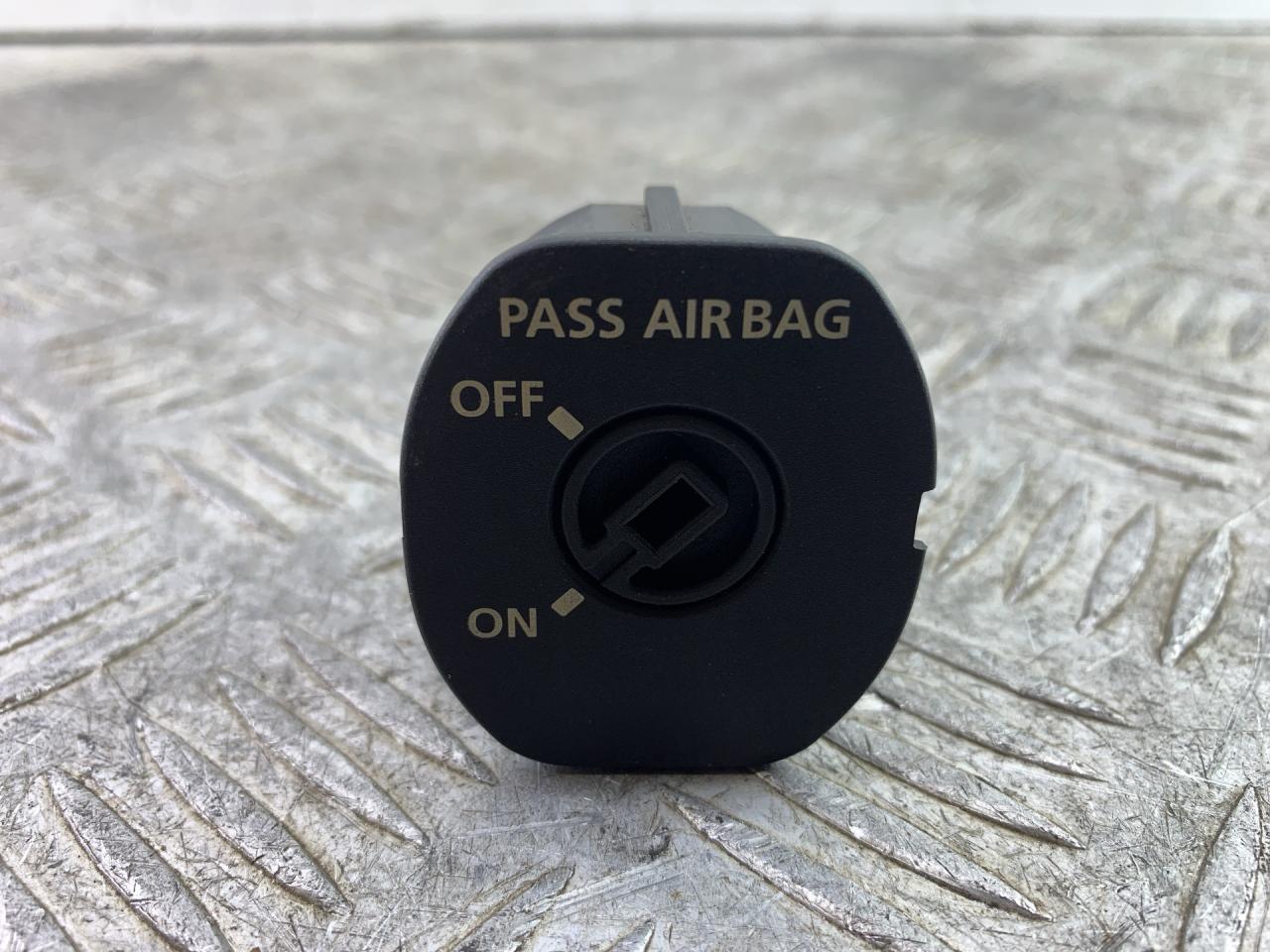 кнопка ручного тормоза (ручника) Land Rover Discovery 3 поколение L319 2007, 2.7 л., 276DT, дизель, АКПП, серый, внедорожник 5 дв., полный привод, YWL500050PVJ - фото №1