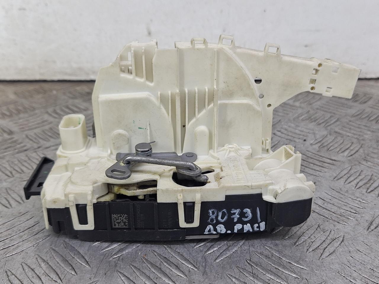 замок двери сдвижной Mercedes-Benz Sprinter 2 поколение (W906) (2006 - 2014), 2.1 л., OM 651.955, дизель, МКПП, зеленый, задний привод, A9067304335 - фото №1