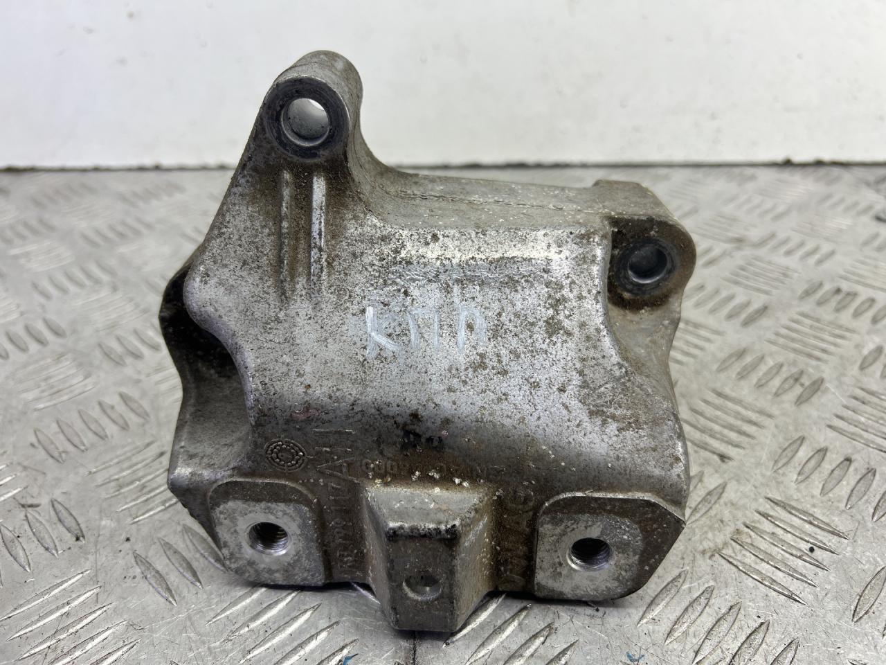 кронштейн КПП Skoda Yeti 1 поколение (2009 - 2014), бензин, МКПП, коричневый, 1K0199117 - фото №1