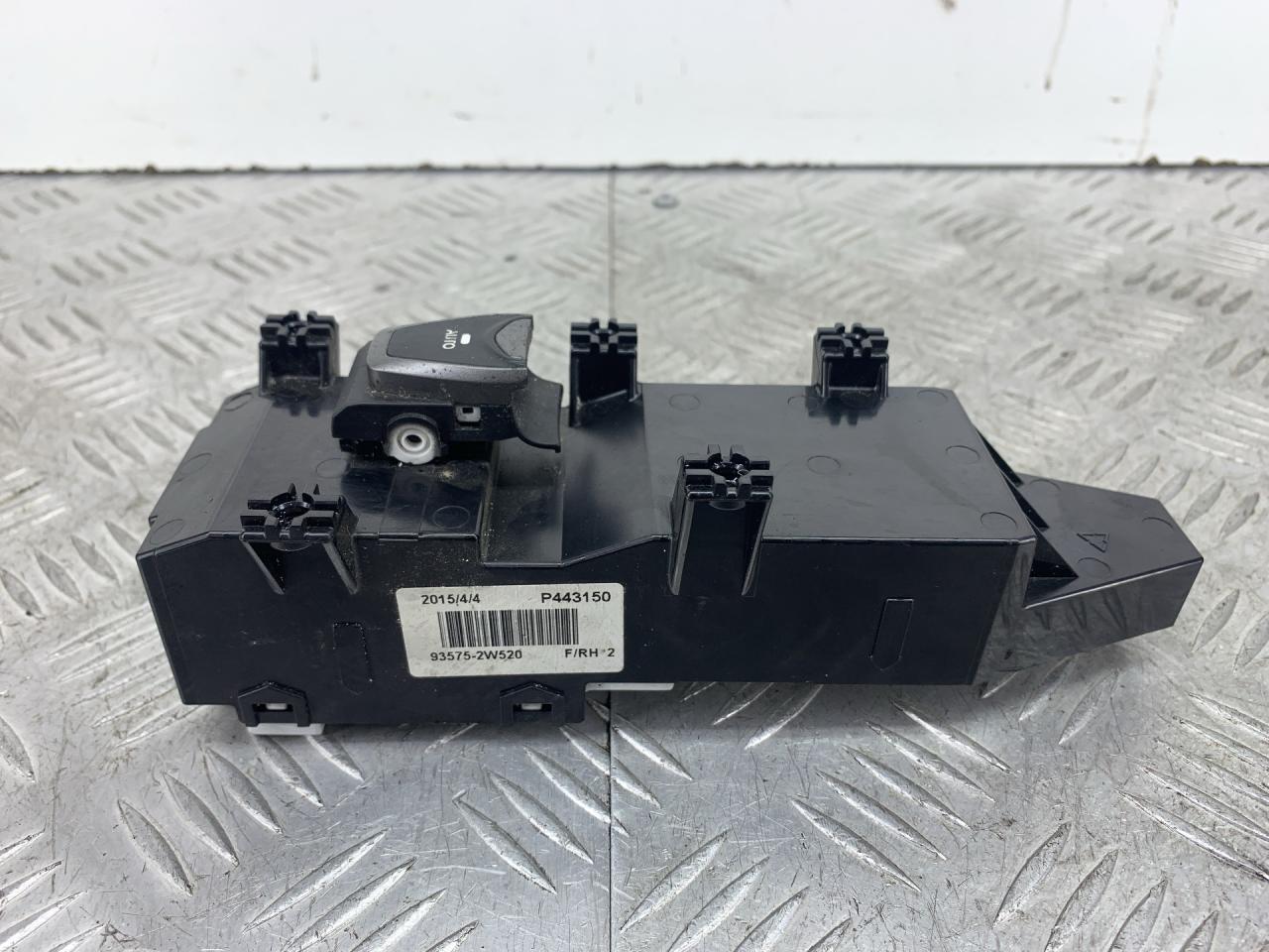 кнопка стеклоподъемника двери передней правой Hyundai Grand Santa Fe 1 поколение 2015, 2.2 л., D4HB, дизель, АКПП, внедорожник 5 дв., полный привод, 39S5111210 - фото №1