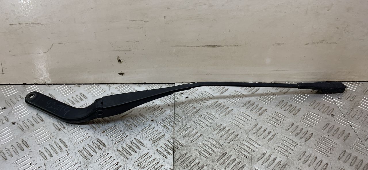 щеткодержатель (поводок стеклоочистителя, дворник) BMW 1 серия E81/E82/E87/E88 2006, 1.6 л., N45 B16 A, бензин, МКПП, хетчбэк 5 дв., задний привод, 716997201136 - фото №1