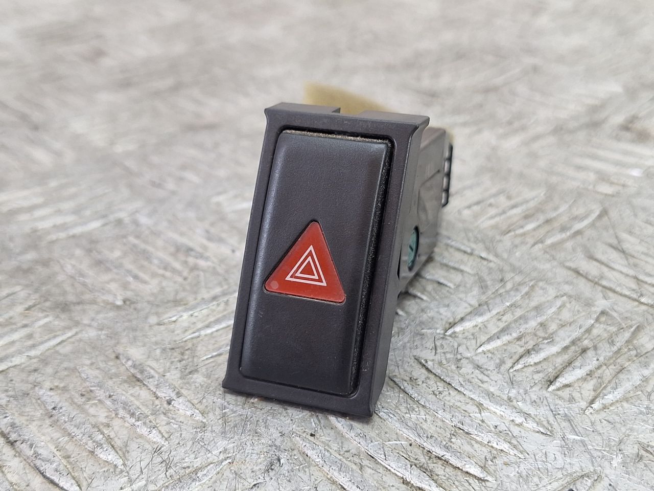 кнопка аварийной сигнализации Suzuki Liana 1 поколение 2004, 1.6 л., M16A, бензин, МКПП, седан, передний привод - фото №1