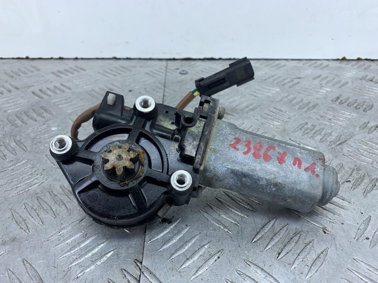 моторчик стеклоподъемника передний левый Chrysler Sebring 2 поколение 2001, 2.7 л., бензин, АКПП, черный, кабриолет, передний привод, AY062100-6961 - фото №1