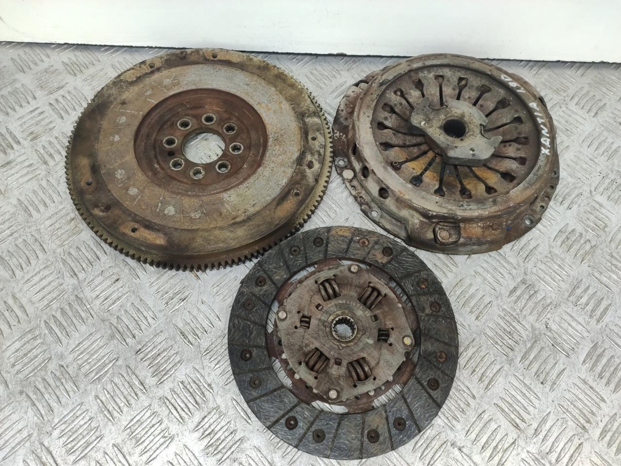 маховик Citroen Xantia 1 поколение (1992 - 1998), 1.9 л., дизель, МКПП, чёрный, передний привод, 9350260210, 9647603780 - фото №1