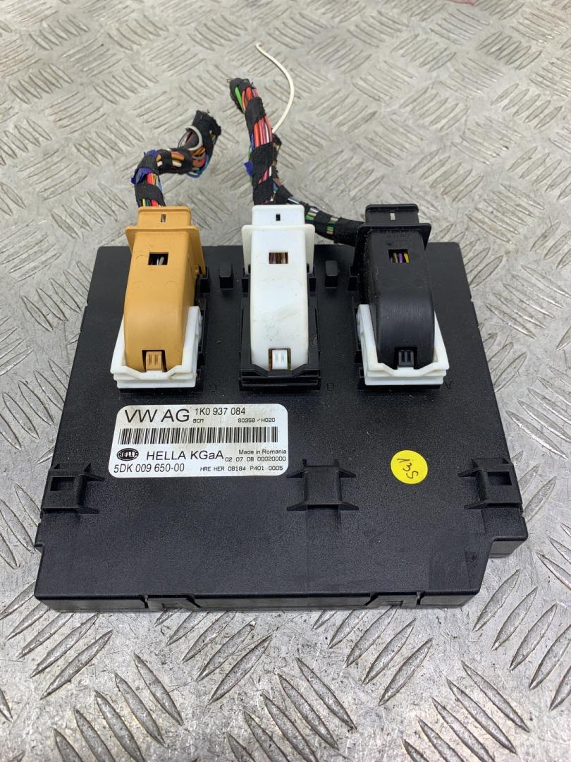 Блок управления BCM (Body Control Module) Volkswagen Golf 6 поколение 2008, 1.4 л., CGGA, бензин, 5МКПП, голубой, хетчбэк 5 дв., передний привод, 1K0937084, 5DK009650-00 - фото №1