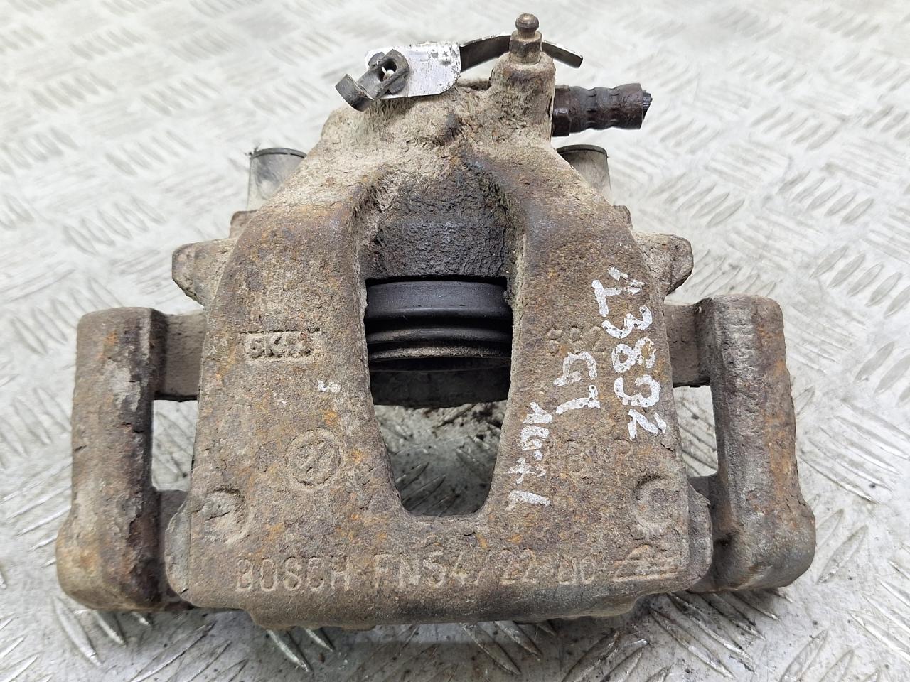 суппорт передний правый Alfa Romeo GT 1 поколение 2006, 1.9 л., 937 A5.000, дизель, МКПП, черный, купе, передний привод - фото №1