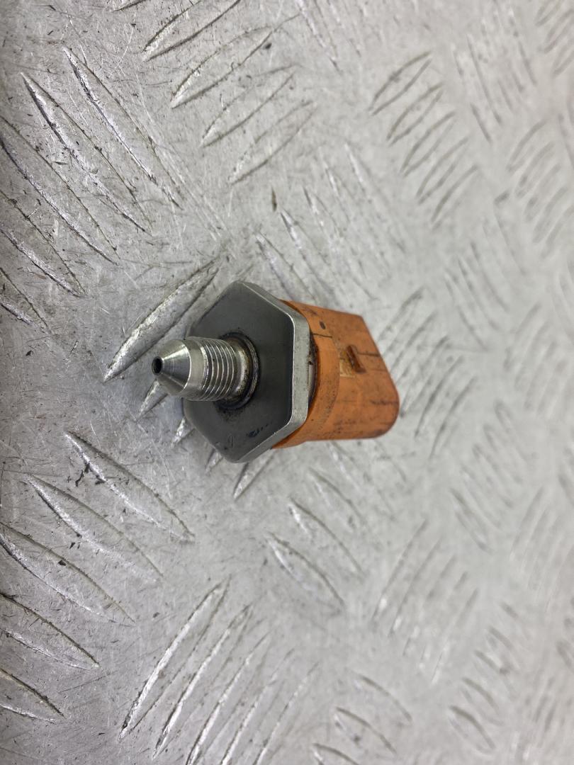 датчик давления топлива Skoda Yeti 1 поколение (2009 - 2014), бензин, МКПП, коричневый, 06J906051D, 0261545051 - фото №1