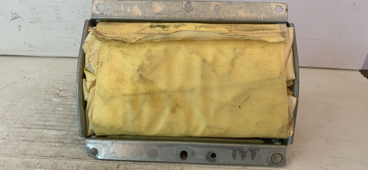 подушка безопасности пассажира Volvo C70 1 поколение 1999, 2.5 л., бензин, МКПП, серебро, купе, передний привод, 570306400F1, 570551500, 9467008, G210382790170 - фото №1