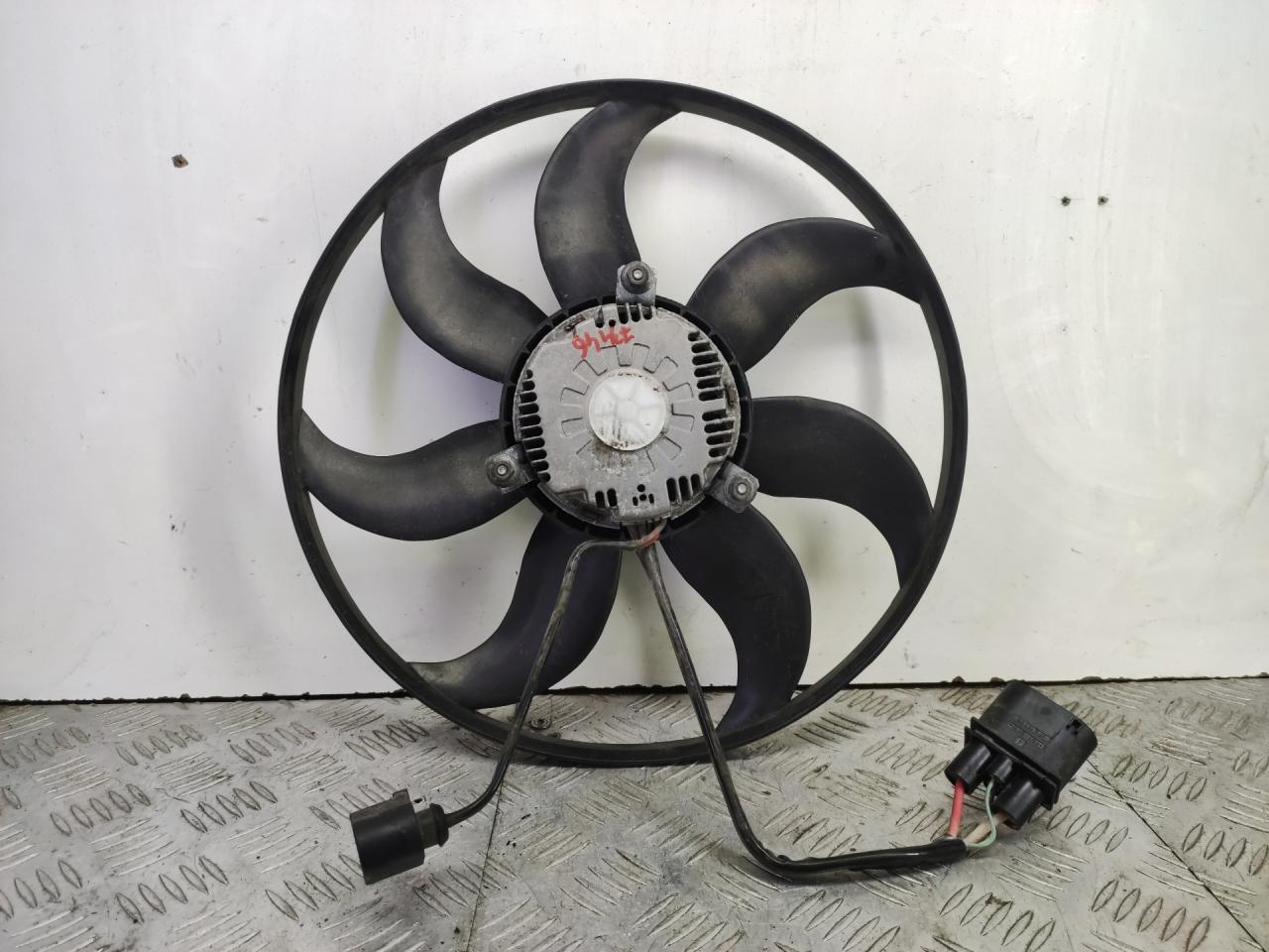 вентилятор радиатора Skoda Yeti 1 поколение 2013, 2.0 л., CFHF, дизель, 6МКПП, серый, универсал, полный привод, 1K0959455FQ, A07831113 - фото №1
