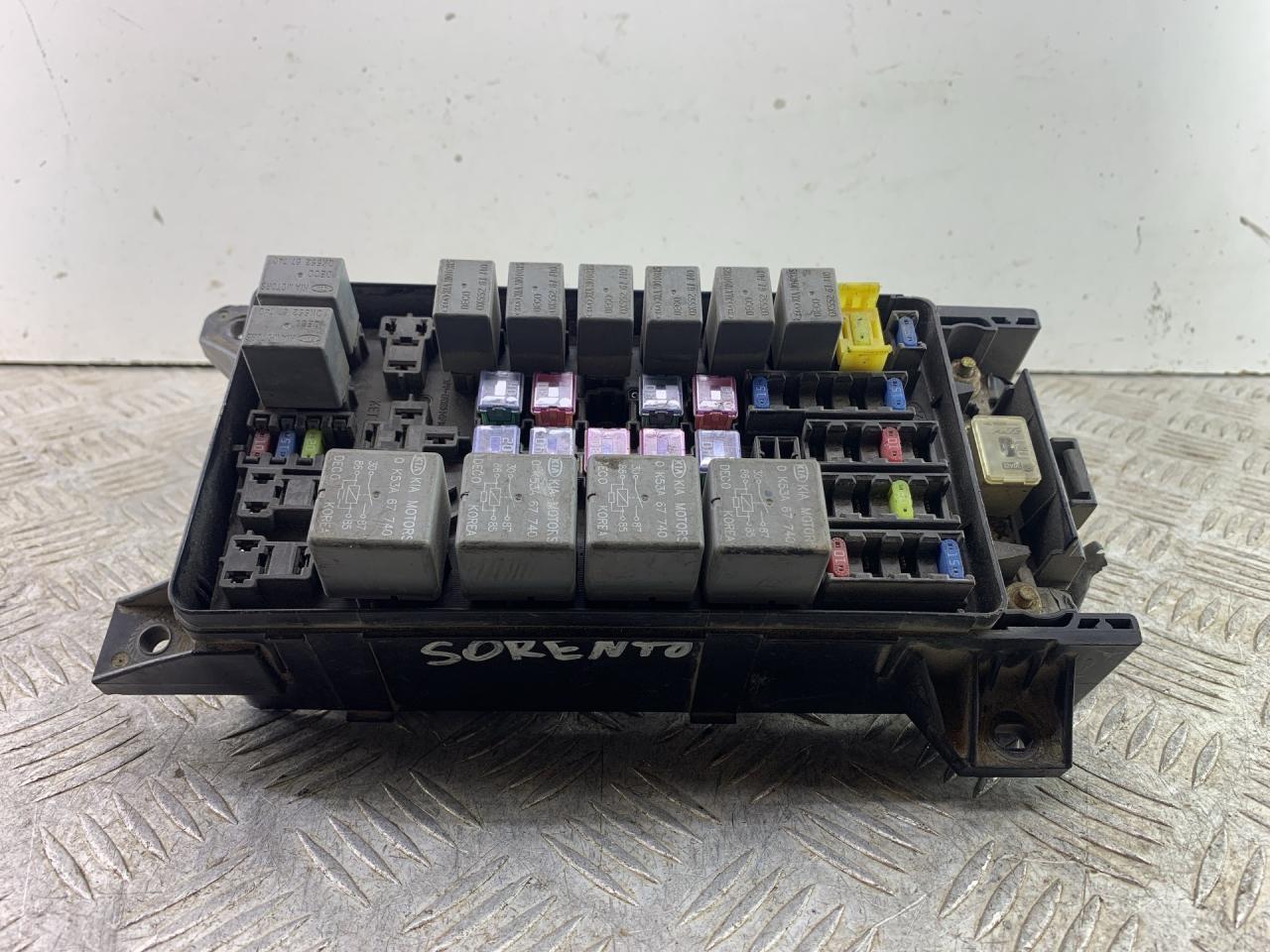 блок предохранителей Kia Sorento 1 поколение 2004, 2.5 л., дизель, МКПП, серый, внедорожник 5 дв., полный привод, правый руль, 91160-3E070, 10-060110-065 - фото №1