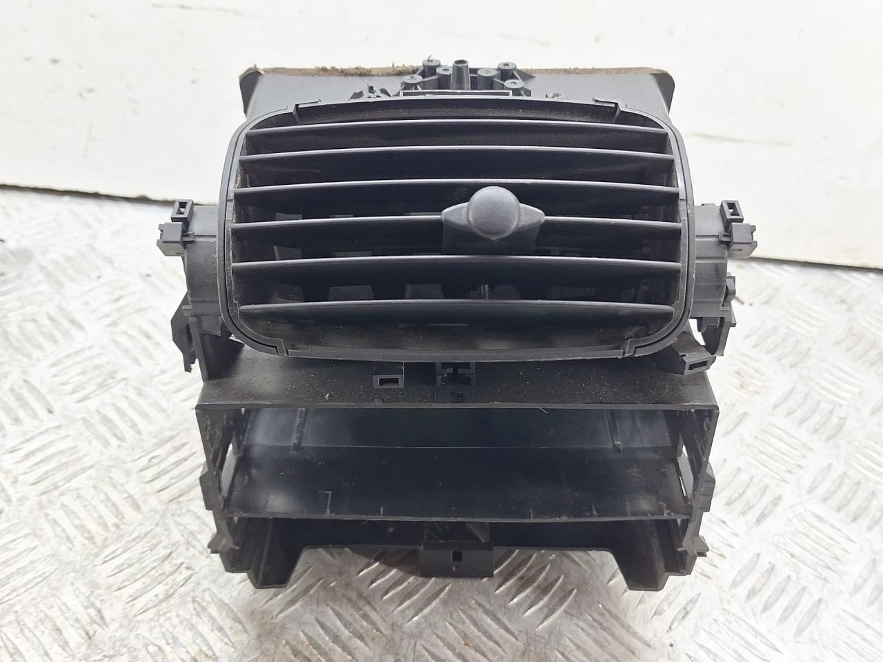 дефлектор обдува салона Smart Fortwo 1 поколение 2001, 0.6 л., M 160.910, бензин, робот, черный, хетчбэк 3 дв., задний привод, 0001163V021 - фото №1