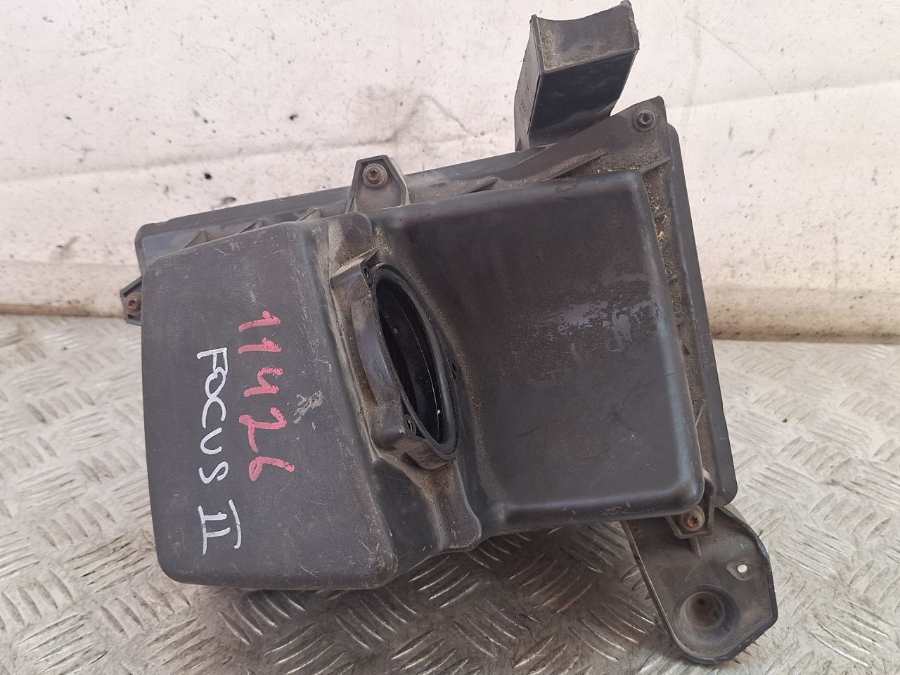 корпус воздушного фильтра Ford Focus 2 поколение 2008, 1.6 л., G8DB, дизель, МКПП, красный, универсал, передний привод - фото №1