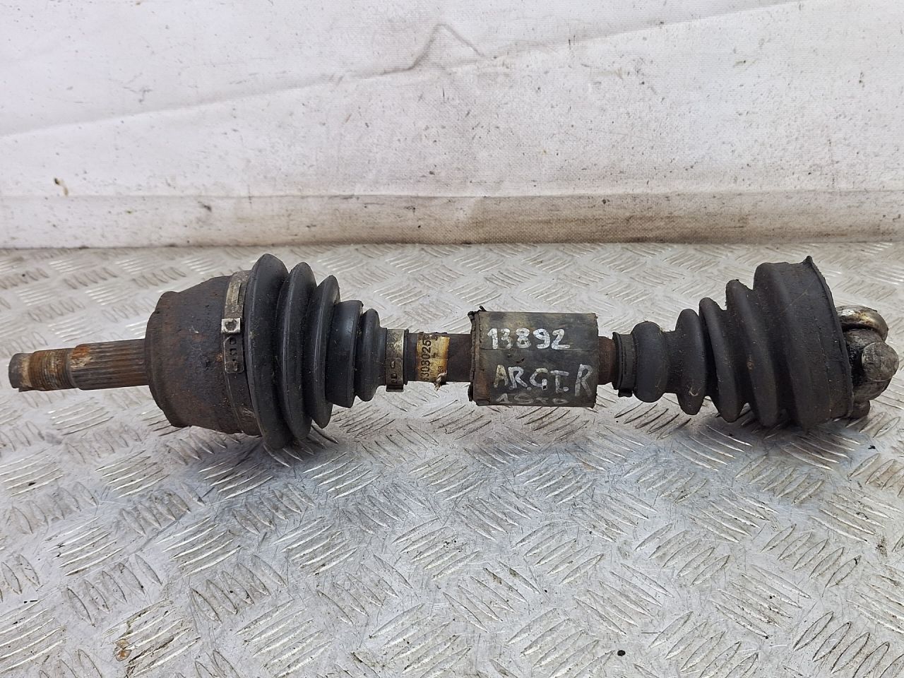 полуось передняя правая (приводной вал, ШРУС) Alfa Romeo GT 1 поколение 2006, 1.9 л., 937 A5.000, дизель, МКПП, черный, купе, передний привод - фото №1