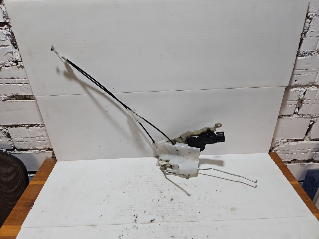 замок двери передней правой Suzuki Alto 7 поколение 2012, 1.0 л., K10B, бензин, МКПП, розовый, хетчбэк 5 дв. - фото №1