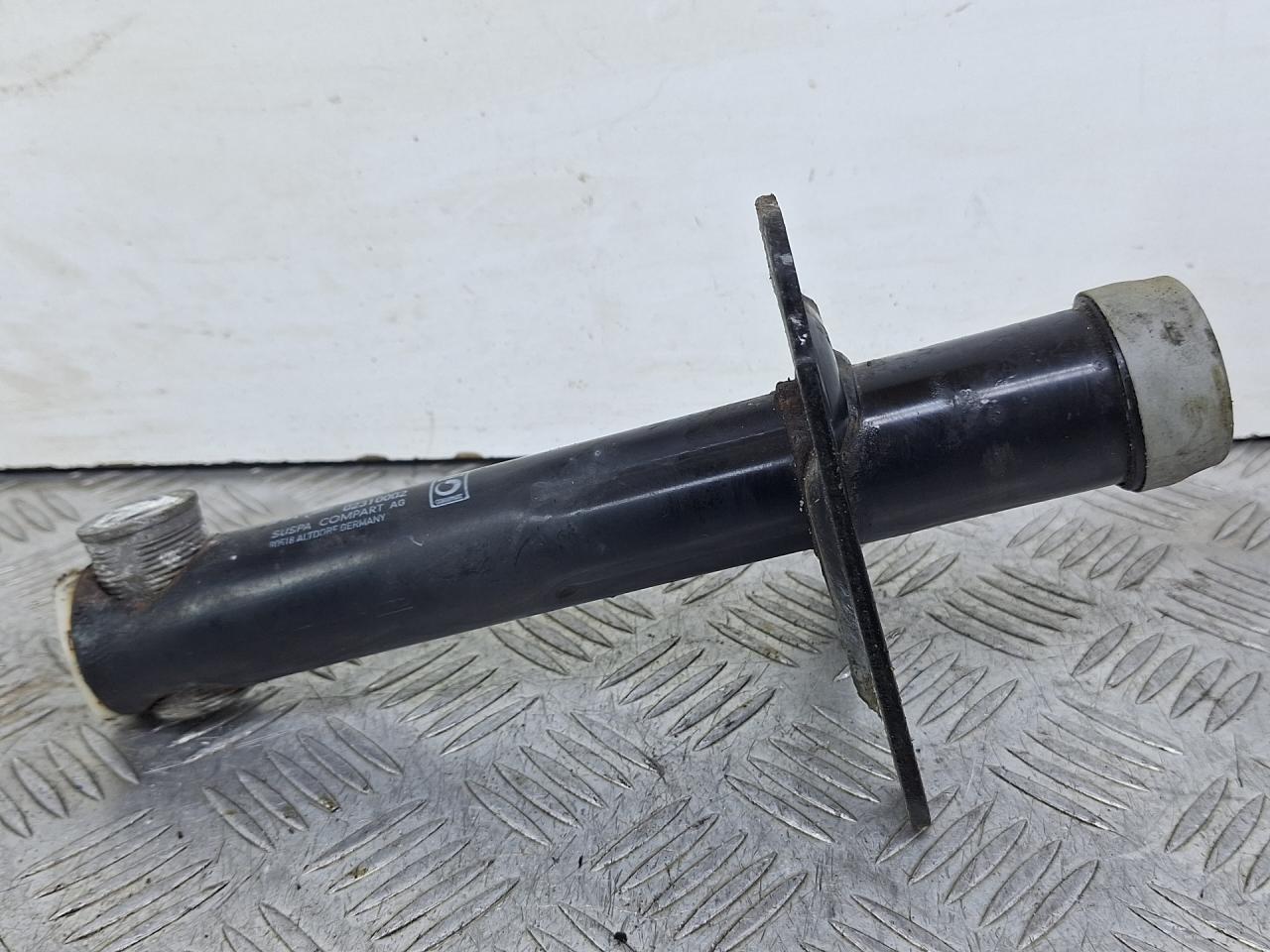 Крепление бампера переднего Audi A4 B5 1997, 1.6 л., AHL, бензин, МКПП, универсал, 8D0807134A - фото №1